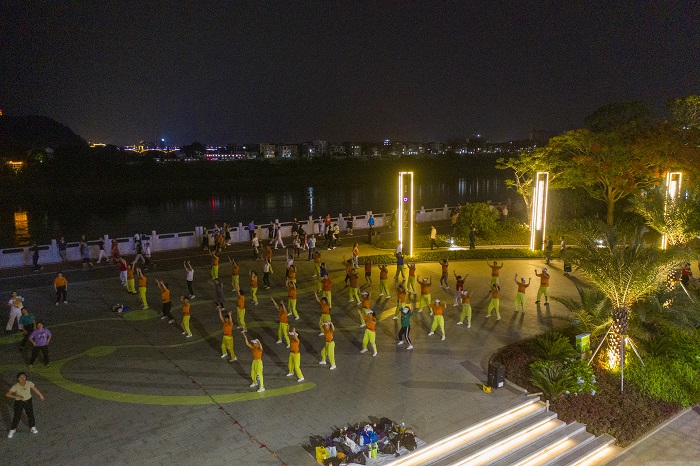 8、2022年5月21日晚上，市民在广西梧州市西堤公园广场散步、骑自行车、跳舞。（何华文）