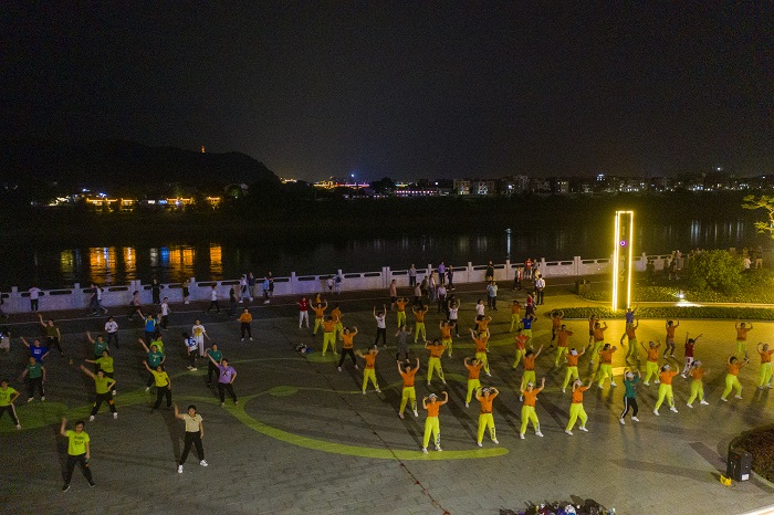 9、2022年5月21日晚上，市民在广西梧州市西堤公园广场散步、骑自行车、跳舞。（何华文）