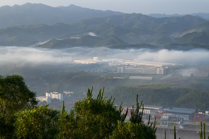 1、2022年5月29日，广西梧州市西江黄金水道两岸云雾缥缈，如梦如幻，让青绿的山城水都在雾气中披上一层神秘的面纱，宛若人间仙境。（何华文）