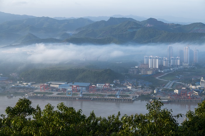 3、2022年5月29日，广西梧州市西江黄金水道两岸云雾缥缈，如梦如幻，让青绿的山城水都在雾气中披上一层神秘的面纱，宛若人间仙境。（何华文）