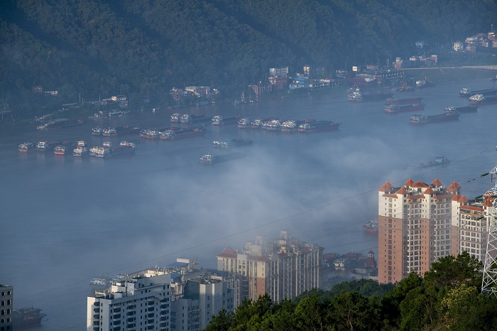 8、2022年5月29日，广西梧州市西江黄金水道两岸云雾缥缈，如梦如幻，让青绿的山城水都在雾气中披上一层神秘的面纱，宛若人间仙境。（何华文）