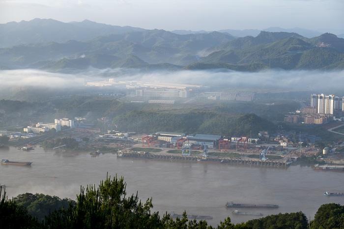 10、2022年5月29日，广西梧州市西江黄金水道两岸云雾缥缈，如梦如幻，让青绿的山城水都在雾气中披上一层神秘的面纱，宛若人间仙境。（何华文）