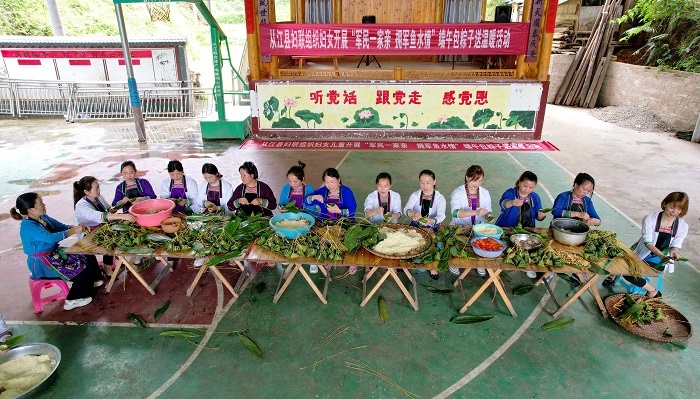 2022年5月31日，在贵州省黔东南苗族侗族自治州从江县丙妹镇平瑞村的妇女为武警官兵包粽子迎端午。 (1)