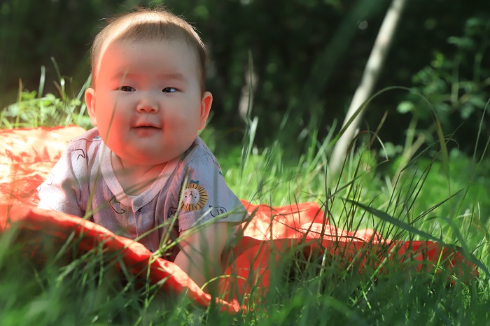 草坪上玩耍的婴儿