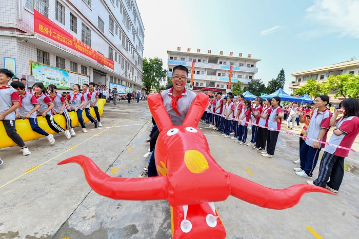 1、2022年6月1日，广西梧州市第十二中学学生在旱地赛龙舟。（何华文）