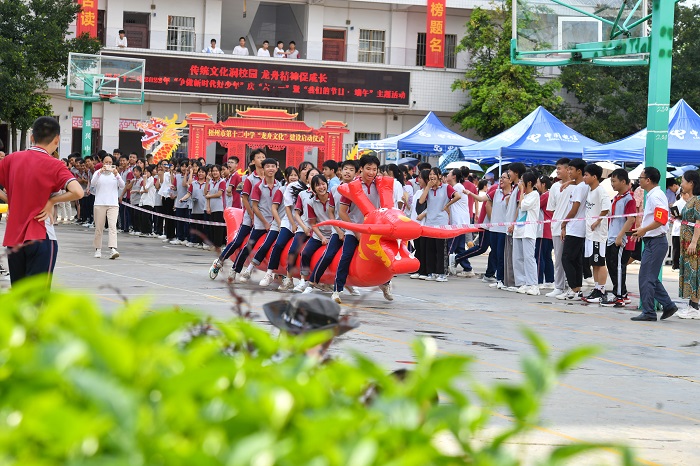 2、2022年6月1日，广西梧州市第十二中学学生在旱地赛龙舟。（何华文）