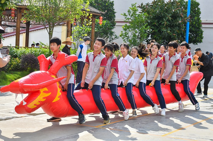 3、2022年6月1日，广西梧州市第十二中学学生在旱地赛龙舟。（何华文）