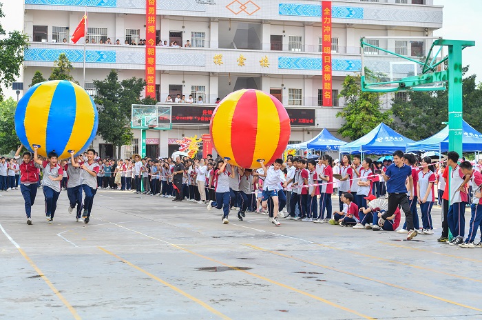 5、2022年6月1日，广西梧州市第十二中学学生在运转乾坤球。（何华文）