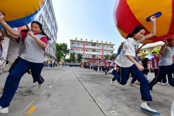 7、2022年6月1日，广西梧州市第十二中学学生在运转乾坤球。（何华文）
