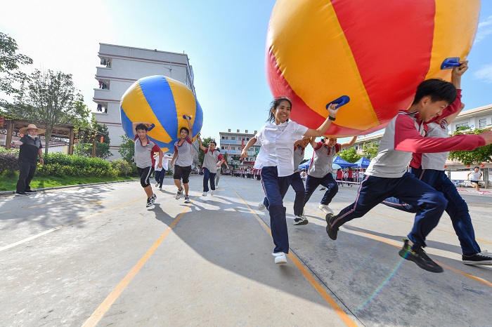 8、2022年6月1日，广西梧州市第十二中学学生在运转乾坤球。（何华文）