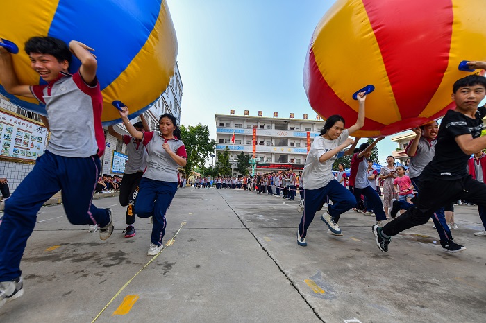 9、2022年6月1日，广西梧州市第十二中学学生在运转乾坤球。（何华文）