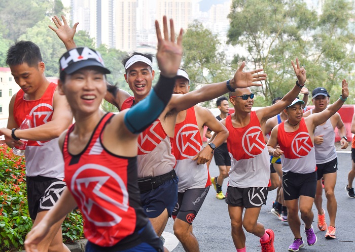 4、2022年6月3日，梧州大K战队队员在广西梧州市白云山公园跑步运动锻炼身体，倡导绿色、健康、低碳生活理念。（何华文）