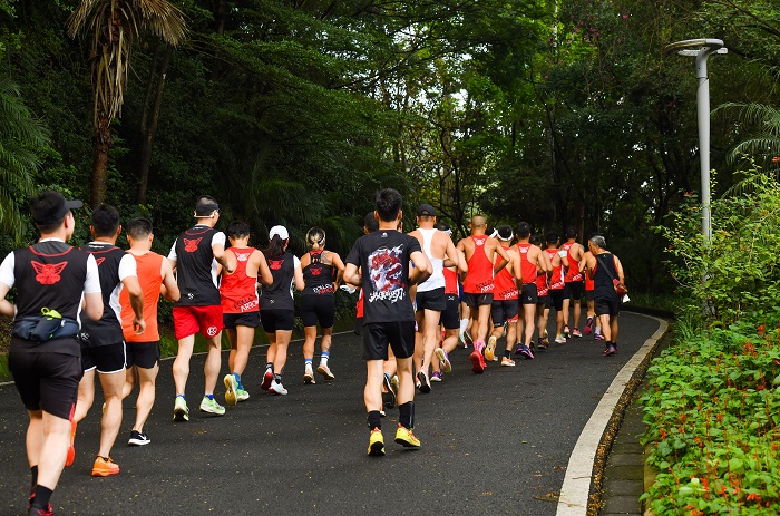6、2022年6月3日，梧州大K战队队员在广西梧州市白云山公园跑步运动锻炼身体，倡导绿色、健康、低碳生活理念。（何华文）