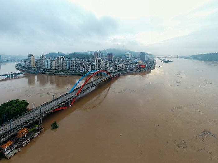 2、2022年6月8日清晨，洪水流过梧州市境内的桂江段和西江段。（何华文）