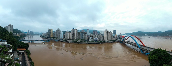 3、2022年6月8日清晨，洪水流过梧州市境内的桂江水域鸳江大桥。（何华文）