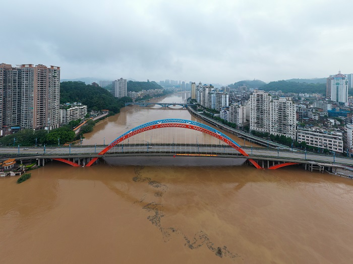 5、2022年6月8日，航拍洪水流过梧州市境内的桂江水域鸳江大桥。梧州海事部门在洪水达到警戒线后在6月7日凌晨4点起，实施桂江水域鸳江大桥至莲花大桥河段封航措施。（何华文）
