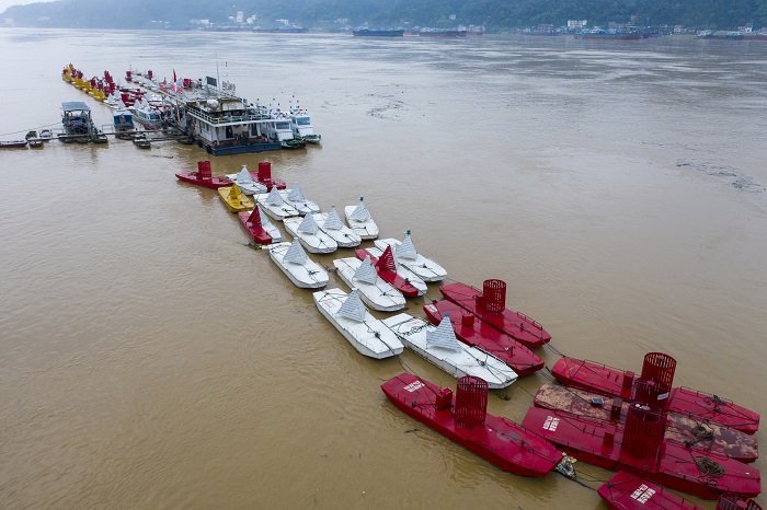 9、2022年6月8日清晨，洪水流过梧州市境内的西江。（何华文）
