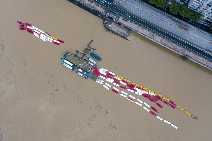11、2022年6月8日清晨，洪水流过梧州市境内的西江。（何华文）