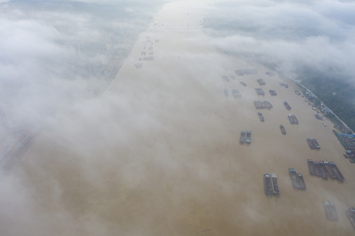 13、2022年6月8日清晨，洪水流过梧州市境内的西江上空云雾缭绕。（何华文）