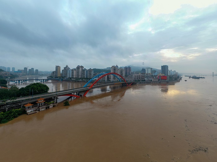 14、2022年6月8日清晨，洪水流过梧州市境内的桂江段和西江段。（何华文）