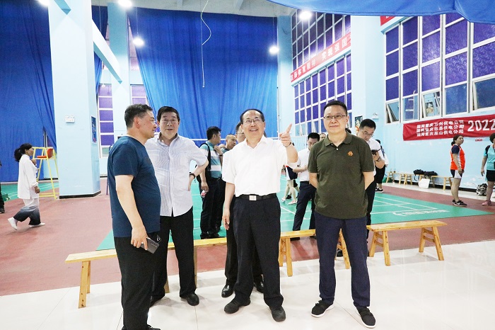 图9：重庆市政协原副主席周克勤（中）建议，要进一步完善优化体育场地，确保老年健身活动与安全。唐探峰摄