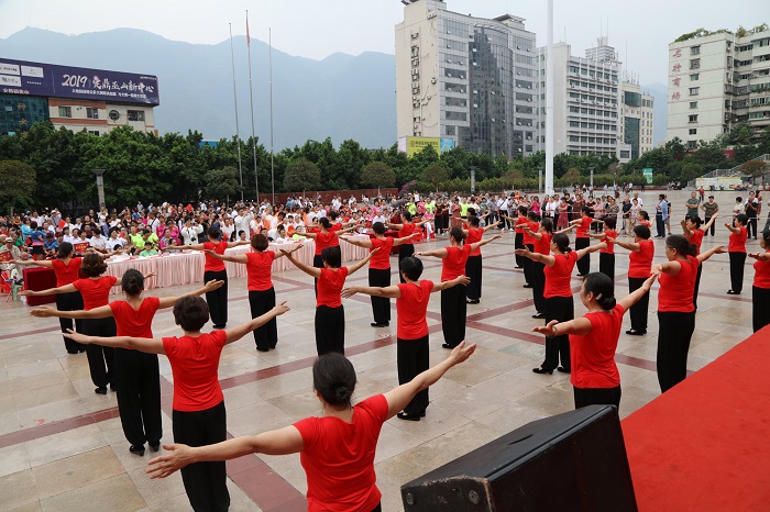 图14：旅游强县的巫山老年体协组织老年体育活动常态化，向市民和游客展示体育健身之美。唐探峰摄