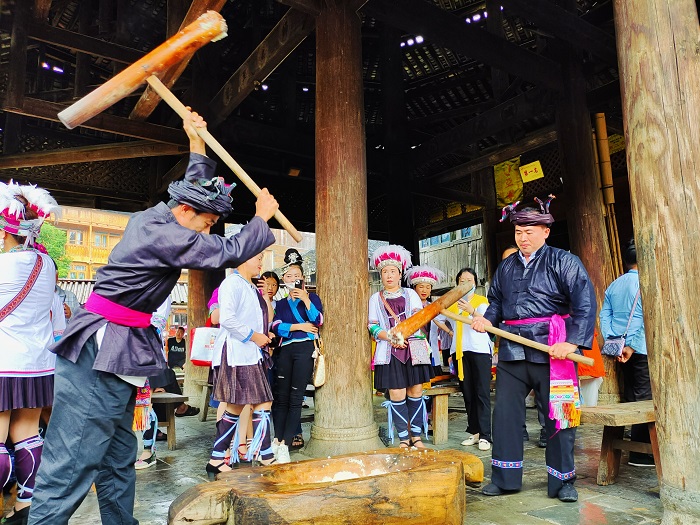 信团鼓楼非遗打卡点，游客体验项目“打糍粑”