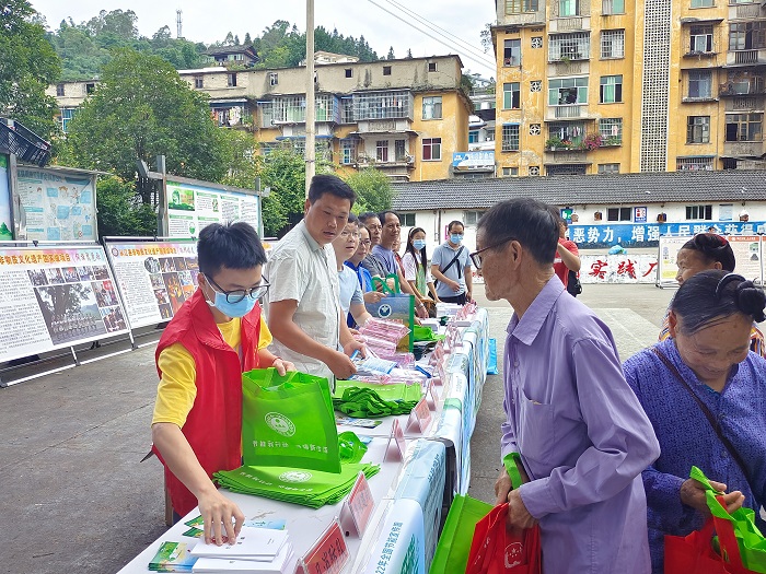 共青团从江县委开展“美丽中国 青春行动”节能减碳宣传志愿服务活动 (4)