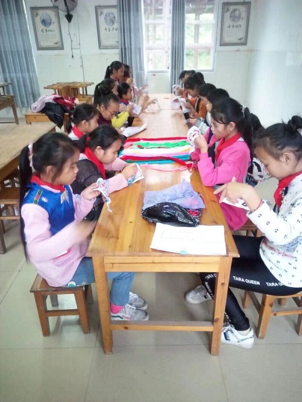 龙额中心小学刺绣图片1
