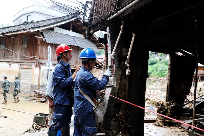 2022年6月20日，从江县丙妹镇龙江村供电员工对灾后群众电表进行排查