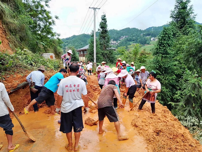 2022年6月20日，贵州省从江县丙妹镇群众在疏通塌方路段