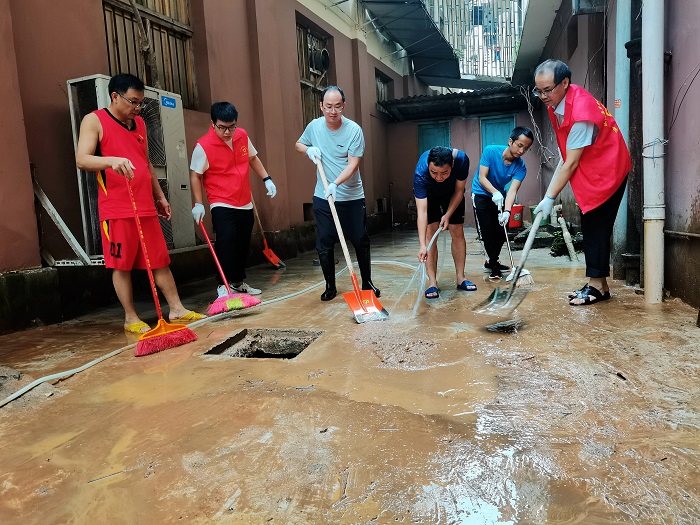 2022年6月20日，贵州省从江县党员干部在清理淤泥现场