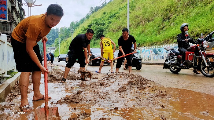 2022年6月20日，贵州省从江县综合行政执法局组织清理月亮湾路段淤泥