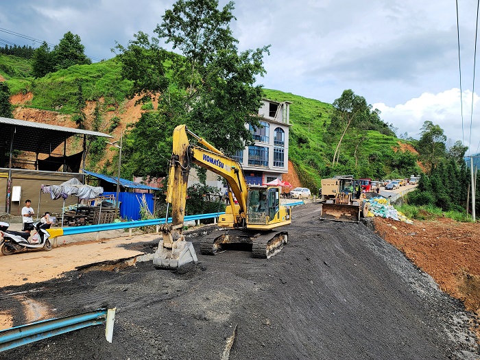 2022年6月21日，贵州省从江县下江镇正在抢修塌方的321国道。