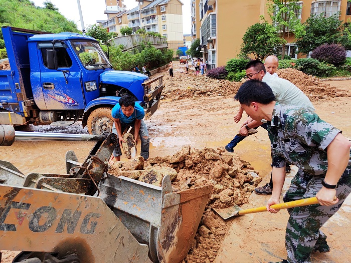 2022年6月21日，贵州省从江县银新社区搬迁群众在清理淤泥