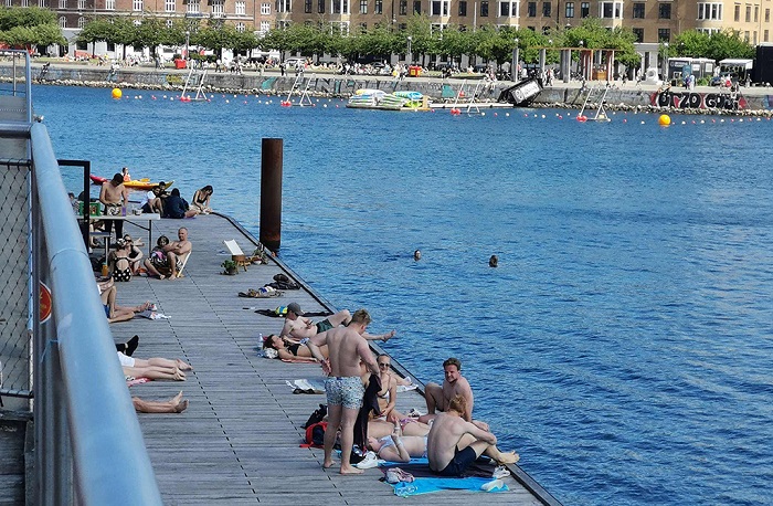 丹麦夏日人们在河里游泳