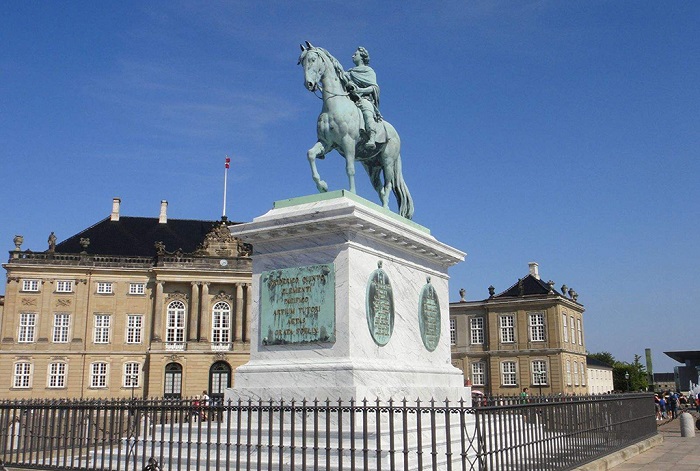 腓特烈五世国王的骑马铜像