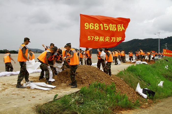 6月21日，火箭军某部官兵在乐北联圩乐港段加固堤坝。（程万海 摄）