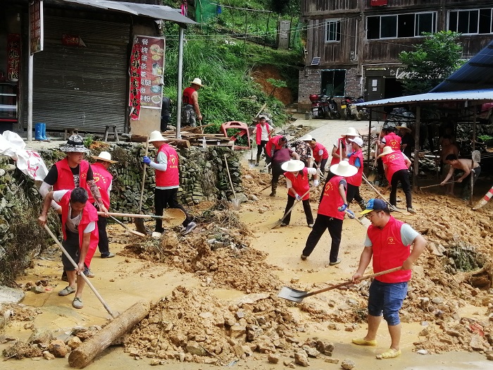 2022年6月23日贵州省从江县丙妹镇大洞村党员群众在清理道路淤泥。