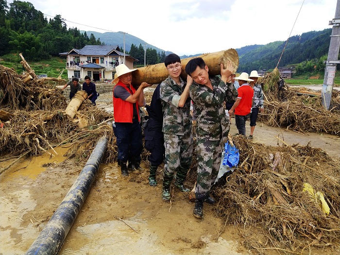 2022年6月23日贵州省从江县丙妹镇大洞村干部群众在清理道路废弃物
