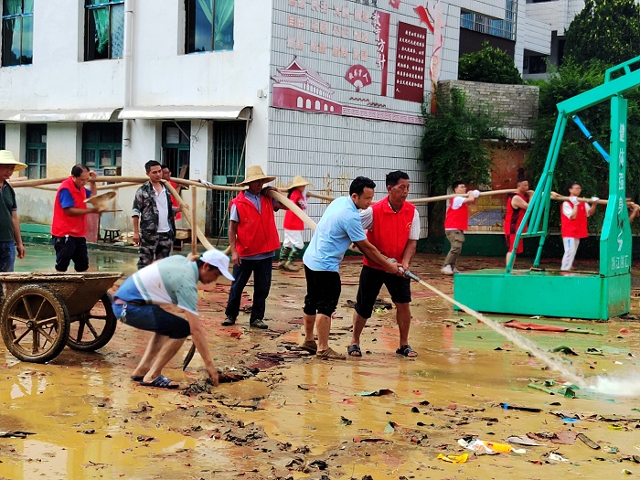 2022年6月23日贵州省从江县丙妹镇大洞村干部群众在清理道路淤泥
