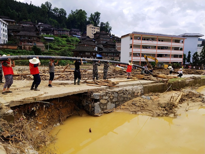 2022年6月23日贵州省从江县丙妹镇大洞村干部群众在清理强降雨带来的废弃物