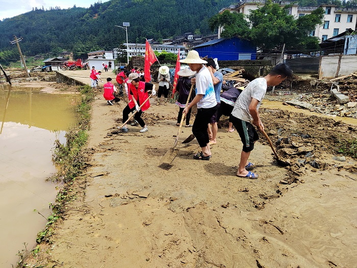 2022年6月23日贵州省从江县斗里镇党员干部群众在清理淤泥