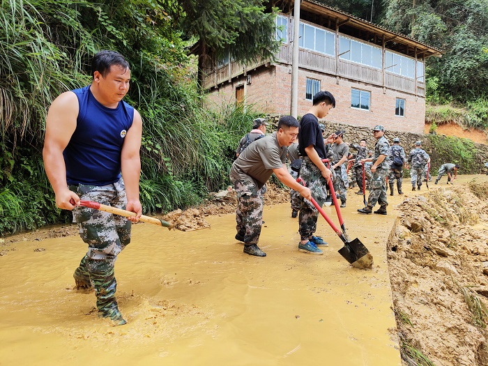 2022年6月23日贵州省从江县斗里镇干部群众在清理道路淤泥