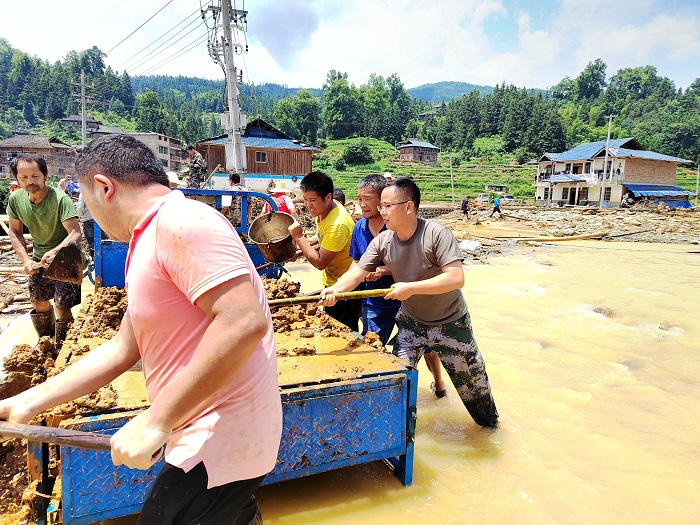 2022年6月23日贵州省从江县斗里镇干部群众在清理淤泥