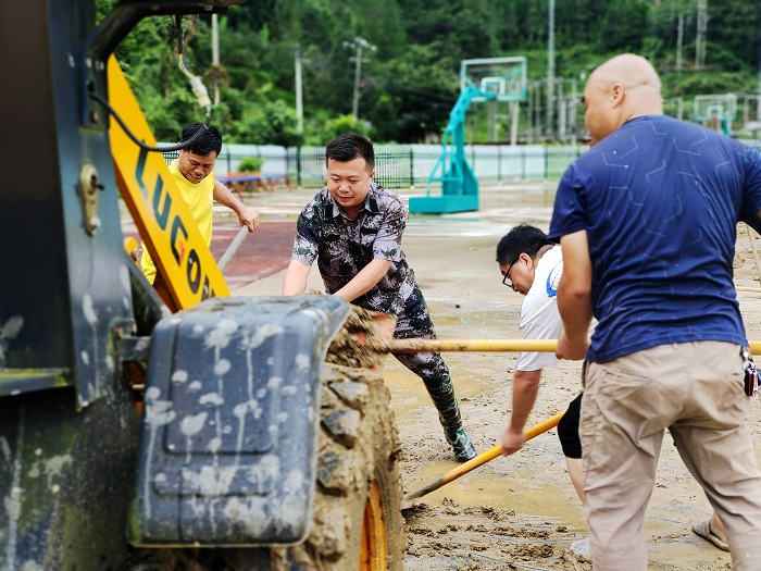 2022年6月23日贵州省从江县刚边乡干部群众在清理街道淤泥