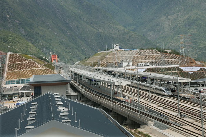 图2：6月20日，郑渝高铁从重庆开往巫山站的首列车到站，巫山站首发车将开往重庆。唐探峰摄