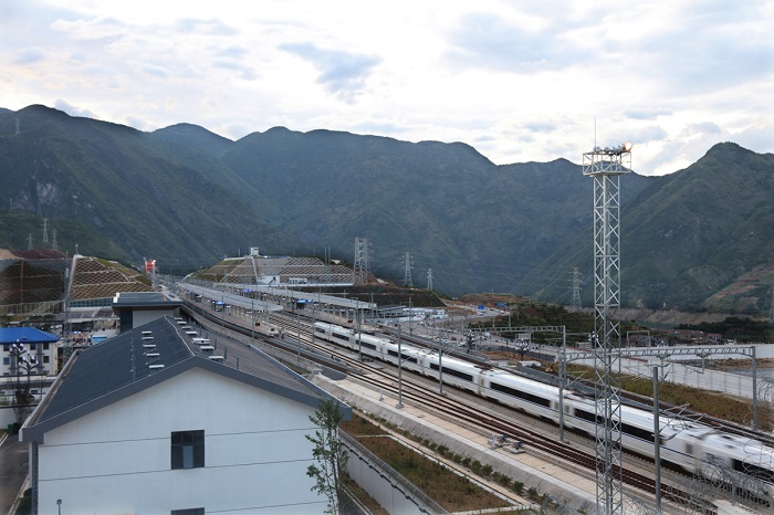 图3：郑渝高铁从郑州开往重庆方向的列车经过巫山站。唐探峰摄