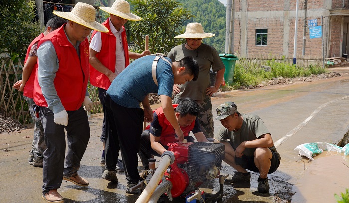 洛香镇抢险队正在安装抽水机。