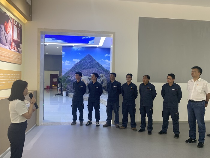 讲解员讲述感人故事